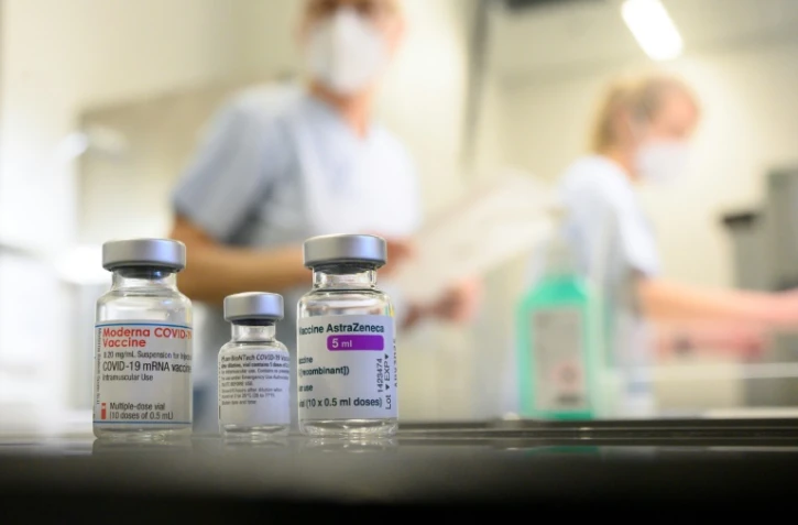 Des flacons de vaccin contre le Covid-19 Moderna, Pfizer-BioNTech et AstraZeneca dans la pharmacie du centre de vaccination de l'hôpital Robert Bosch à Stuttgart, dans le sud de l'Allemagne, le 12 février 2021