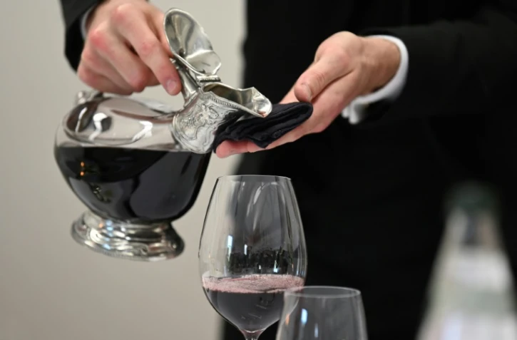 Un élève sommelier verse un verre de vin rouge pendant le concours du meilleur élève sommelier le 24 mai 2019 à Tain L'Hermitage, le 24 mai 2019