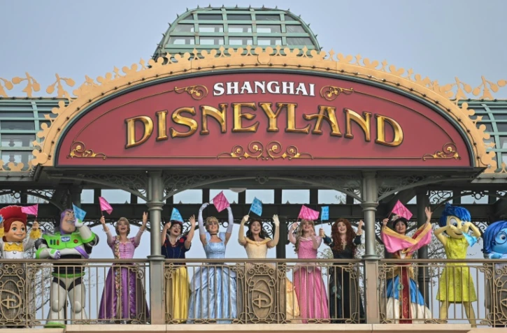 Des employés de Disney à la réouverture du parc d'attractions Disneyland de Shanghai le 11 mai 2020