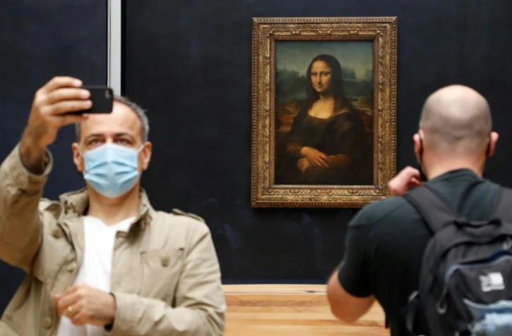 Selfie devant la Joconde au musée du Louvre à Paris qui a rouvert ses portes le 6 juillet 2020