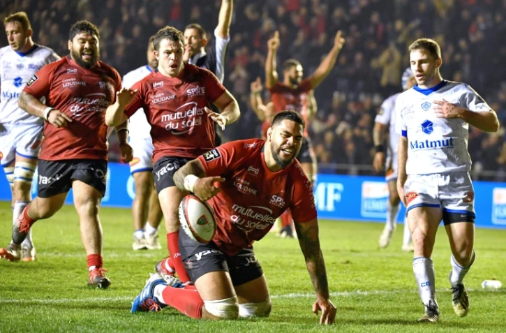 Le 2e ligne de Toulon Romain Taofifenua (c) vient de marquer un essai contre Castres, le 5 janvier 2020 au stade Mayol