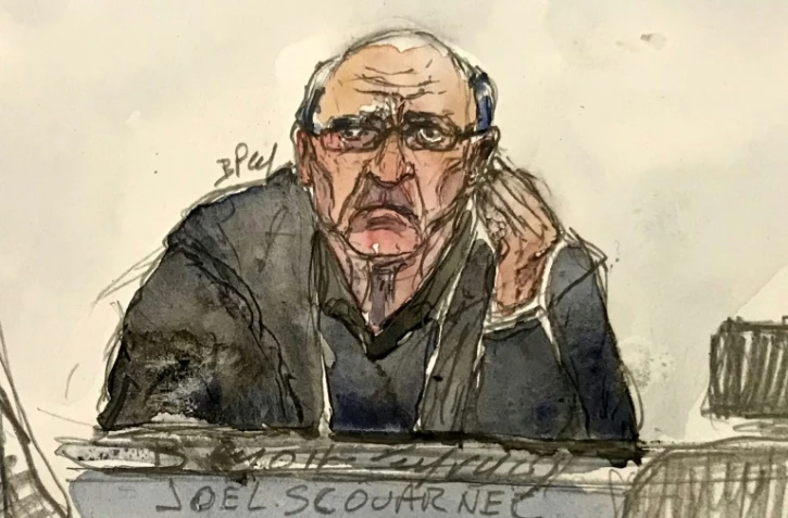 Croquis d'audience du 24 février 2025 montrant l'ex-chirurgien Joël Le Scouarnec à l'ouverture de son procès à Vannes pour viols et agressions sexuelles sur 299 patients 