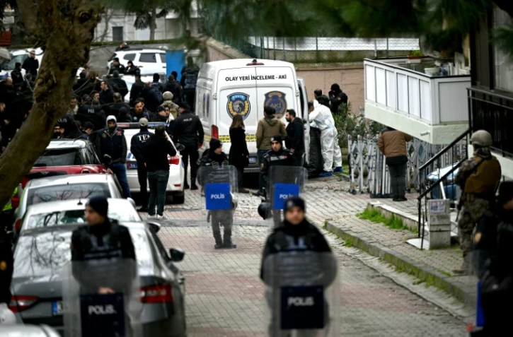 La police turque devant l'église Santa Maria après une attaque, à Istanbul, le 28 janvier 2024