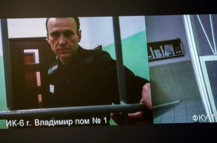 L'opposant russe Alexeï Navalny sur un écran lors d'une audience d'appel au tribunal de Moscou de sa condamnation à 19 ans de prison pour "extrémisme", le 26 septembre 2023