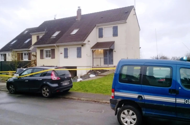 Une voiture de la gendarmerie est garée le 1er février 2016 en face de la maison où deux jeunes enfants ont été retrouvés morts, à Camphin-en-Carembault (Nord)