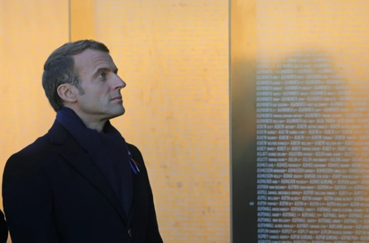Emmanuel Macron devant le mémorial de l'"anneau de la mémoire" à Ablain-Saint-Nazaire, le 8 novembre 2018