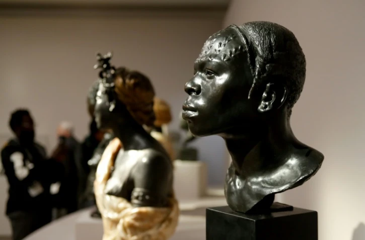 Un buste en bronze "Souvenir de voyage de l'expedition Stanley" de Herbert Ward, présenté à la presse pour l'exposition "Le modèle noir de Géricault à Matisse", au musée d'Orsay à Paris, le 25 mars 2019