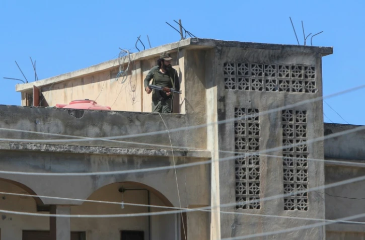 Un membre des forces de sécurité syriennes dans la ville de Soueida, le 16 juillet 2025