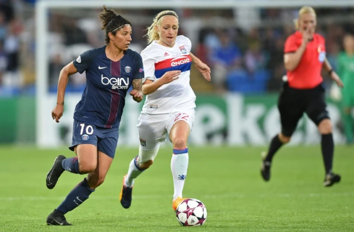 L'attaquante brésilienne du PSG Cristiane déborde la Lyonnaise Elodie Thomis en finale de la Ligue des champions à Cardiff, le 1er juin 2017 