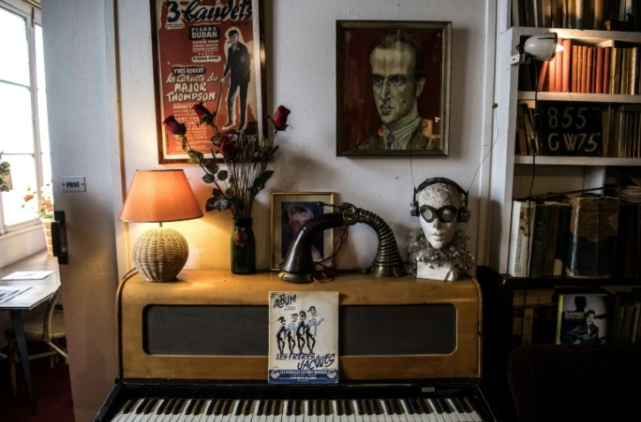 Piano, portrait et divers objets meublent l'appartement de Boris Vian, Ă Paris le 3 octobre 2019