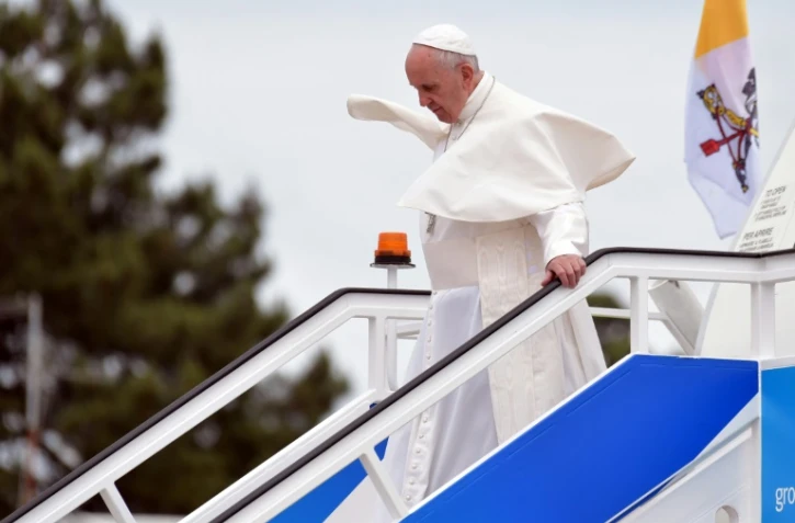 Le pape François débarque de son avion à la base aérienne de Monte Real dans le centre du Portugal, le 12 mai 2017