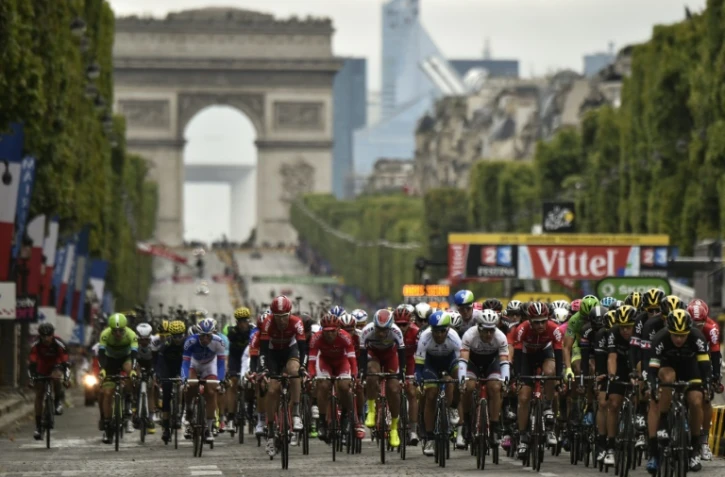 Le peloton du TDF à son arrivée le 26 juillet 2015 sur les Champs Elysées à Paris