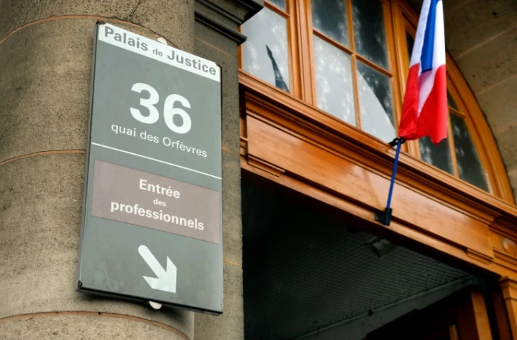 Une peine de sept ans d'emprisonnement a été requise mercredi contre les deux policiers jugés aux assises à Paris pour le viol d'une touriste canadienne en avril 2014 au 36 Quai des orfèvres. 