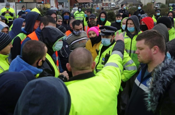 Des camionneurs empêchés d'embarquer vers la France et excédés invectivent la police anglaise sur l'ancien aéroport de Manston, près de Ramsgate, le 23 décembre 2020