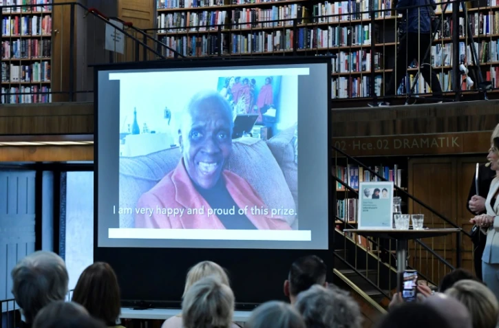 La Française Maryse Condé sur un écran à la Bibliothèque centrale de Stockholm à l'occasion de la remise du prix de la Nouvelle Académie, créé pour contester le prix Nobel de littérature, le 12 octobre 2018