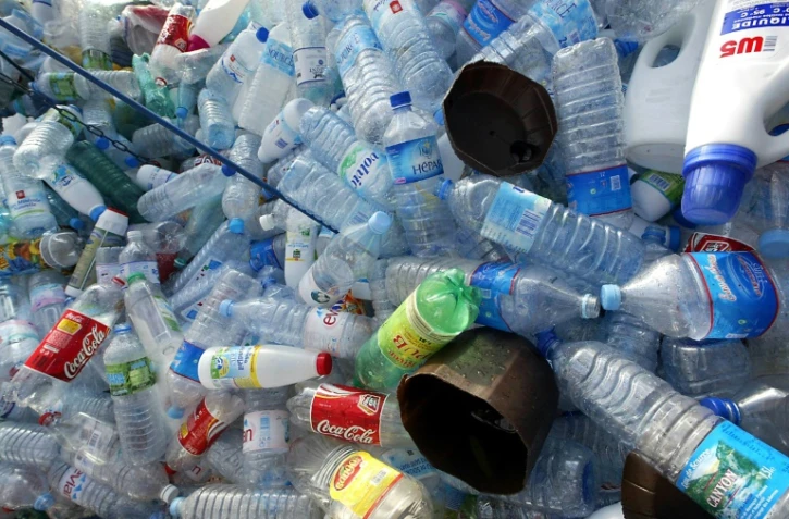 Des bouteilles et divers emballages plastiques dans un container destiné au tri sélectif des déchets ménagers, à Albi le 02 décembre 2003