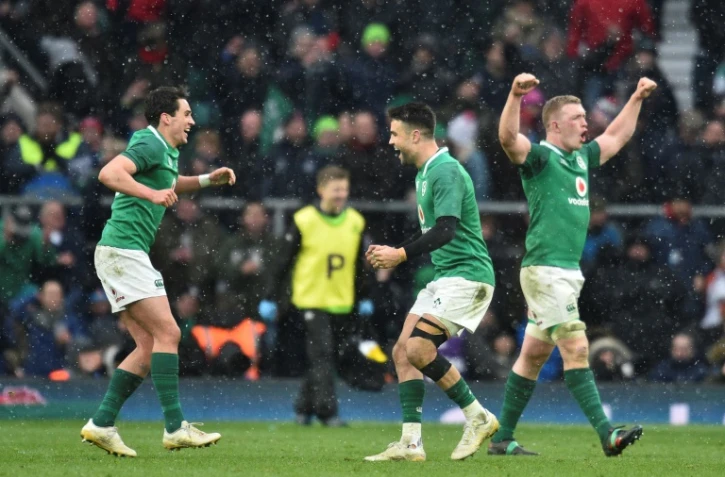 Les joueurs Irlandais Conor Murray (au c.) et Joey Carbery (à g.) heureux d'avoir remporté le match face à l'Angleterre à la fin du Tournoi des Six nations le 17 mars 2017 à Twickenham, près de Londres, Angleterre