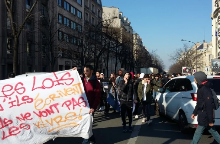 Des élèves du lycée Voltaire à Paris manifestent avenue de la République contre la loi Travail, le 17 mars 2016