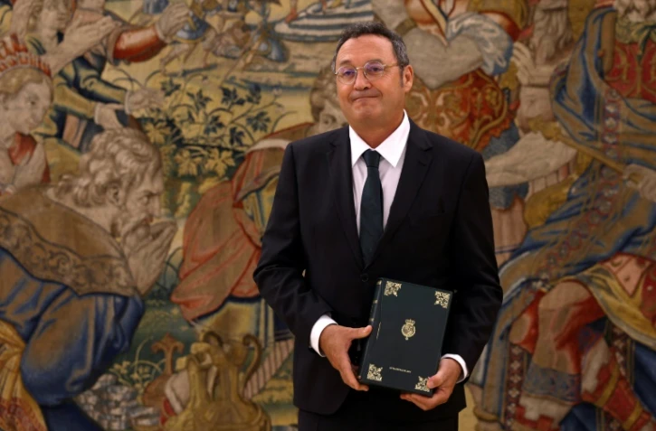 Le procureur général d'Espagne, Alvaro Garcia Ortiz, tient en main le rapport annuel du parquet avant de le présenter au roi le 3 septembre 2025 au palais de la Zarzuela à Madrid