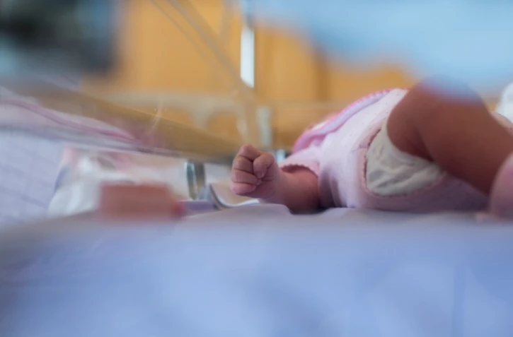 Le premier bébé conçu grâce à une nouvelle technique expérimentale controversée consistant à utiliser l'ADN de deux femmes dans l'embryon pour éviter la transmission d'une maladie héréditaire maternelle, est né en avril dernier