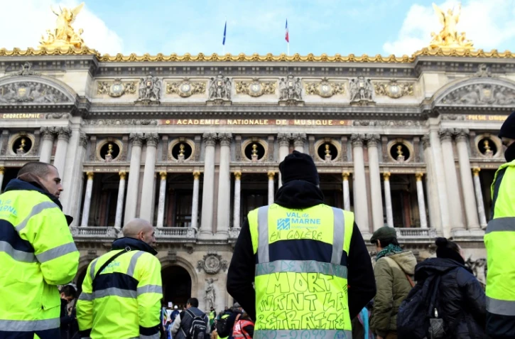 Des opposants à la réforme des retraites devant l'Opéra Garnier, à Paris, le 5 février 2020