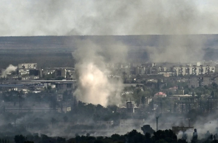 De la fumée au-dessus de Severodonetsk, lors de combats entre armées russe et ukrainienne, le 7 juin 2022 dans la région du Donbass