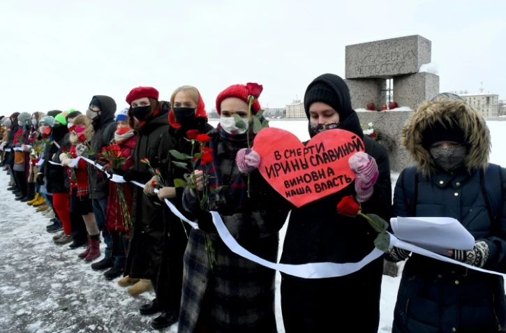 Des femmes russes manifestent en soutien à l'épouse de l'opposant emprisonné Alexeï Navalny à l'occasion de la Saint-Valentin, le 14 février 2021 à Saint-Pétersbourg
