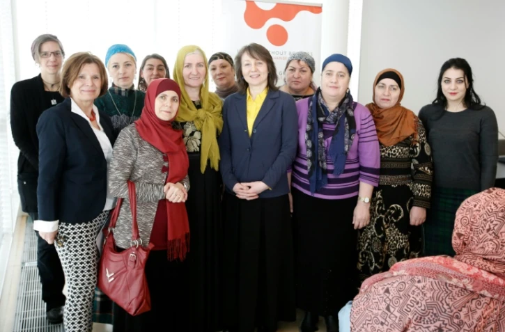 Un groupe de femmes formées par les "écoles de mères" de l'ONG Femmes sans frontières posent lors d'une cérémonie à Vienne, le 8 mars 2016 