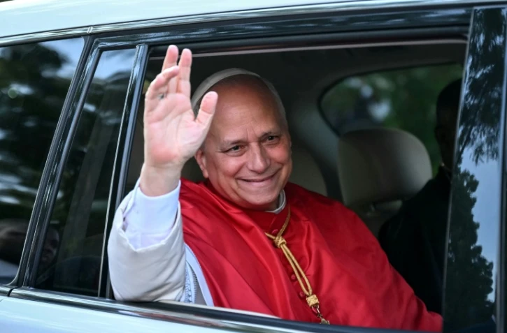 Le pape Léon XIV salue la foule à son arrivée à Luanda, le 20 avril 2026 en Angola