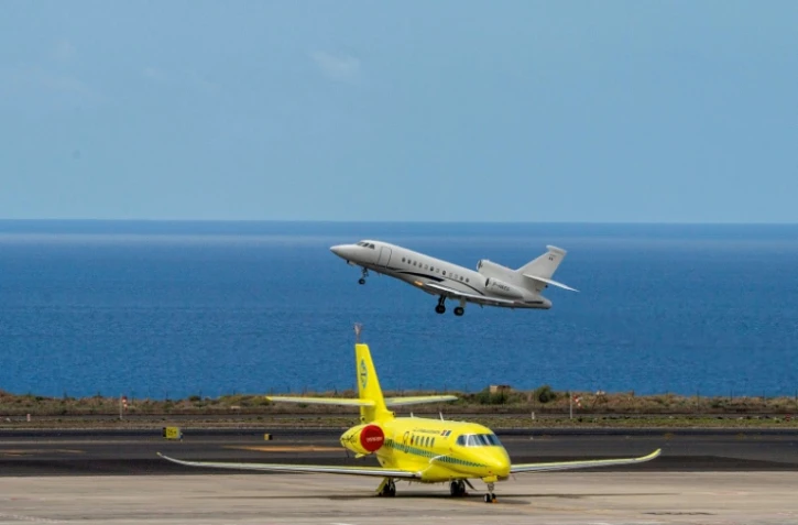Un Falcon 900 transportant des passagers français, évacués plus tôt du navire touché par un foyer d'hantavirus, décolle de l'aéroport de Tenerife le 10 mai 2026 