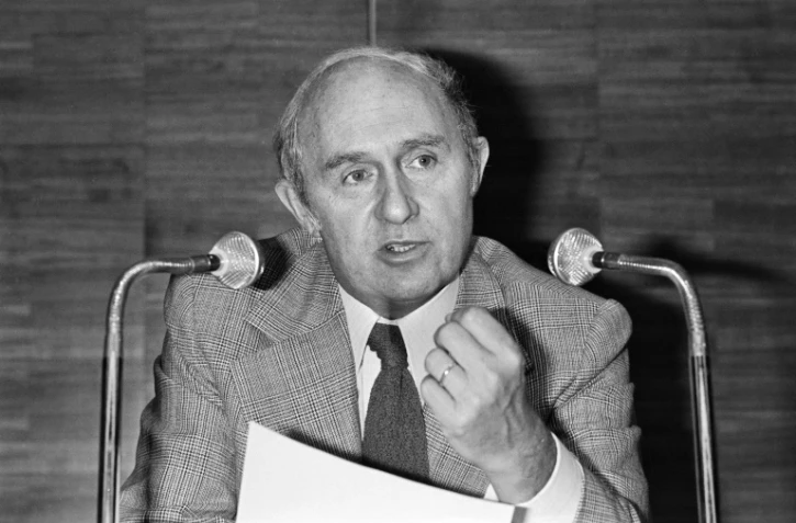 Le député Lucien Neuwirth lors d'un discours à l'Aassemblée nationale, le 15 juin 1978