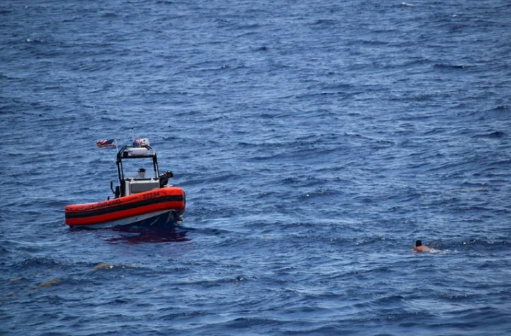 Sauvetage de huit personnes en mer par des gardes-côtes américains, près des côtes de Key West, le 27 mai 2021 en Floride 