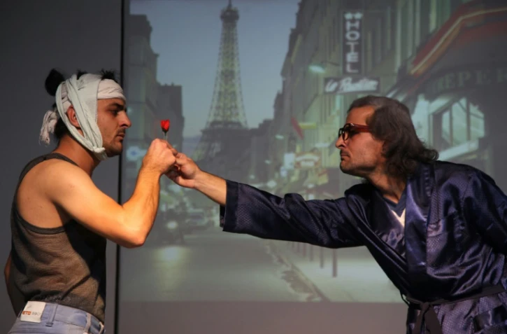 Deux frères syriens  dans la pièce "Les deux réfugiés" à Amman, le 9 novembre 2016