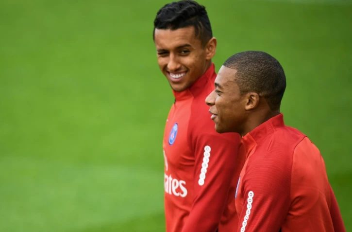 Le défenseur du Paris Saint-Germain, le Brésilien Marquinhos (à g.) avec la nouvelle recrue Kylian Mbappe pendant un entraînement à Saint-Germain-en-Laye, près de Paris, le 6 septembre 2017