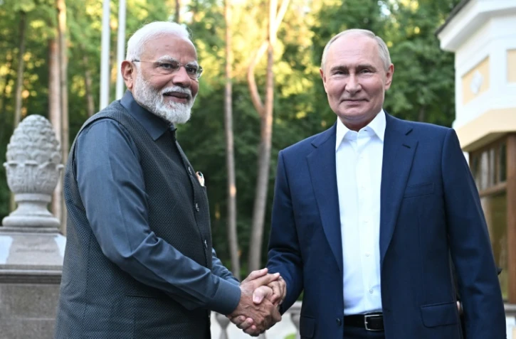 Le Premier ministre indien Narendra Modi accueilli par le président russe Vladimir Poutine lors d'une rencontre à la résidence de Novo-Ogaryovo, près de Moscou, le 8 juillet 2024