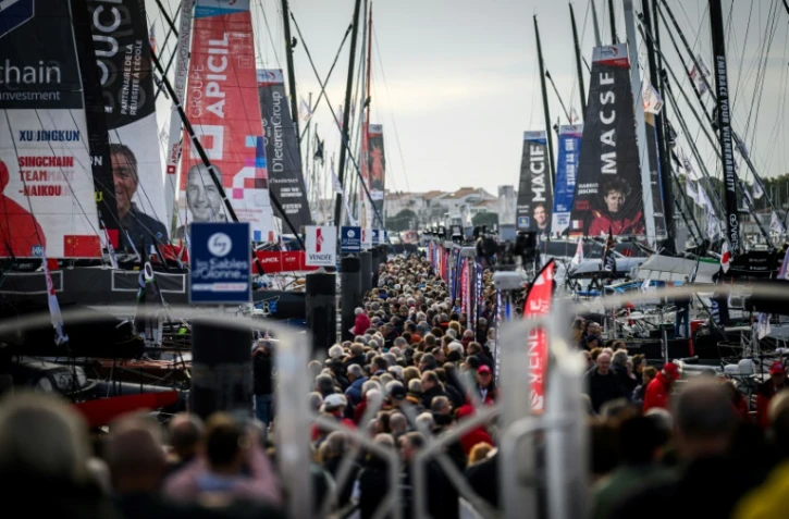 Des visiteurs sur le site de départ de la 10e édition du Vendée Globe, course à la voile en monocoque autour du monde, le 4 novembre 2024 aux Sables d'Olonne, en Vendée