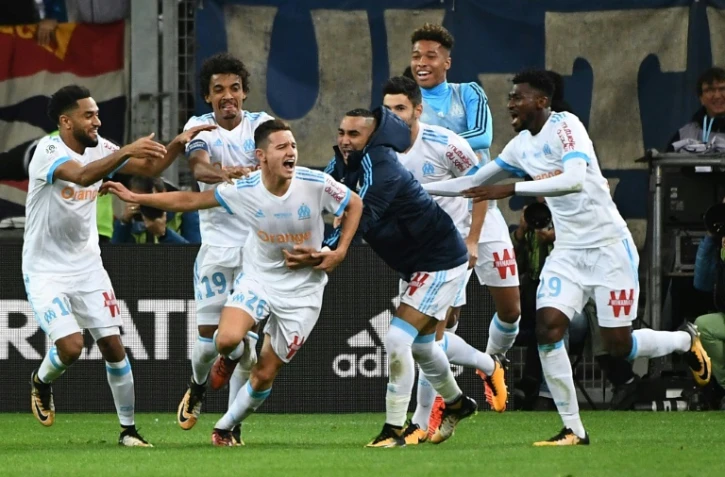 Avec ses coéquipiers marseillais, Florian Thauvin célèbre son but lors du "Classique" face au Paris SG, le 22 octobre 2017 au Vélodrome