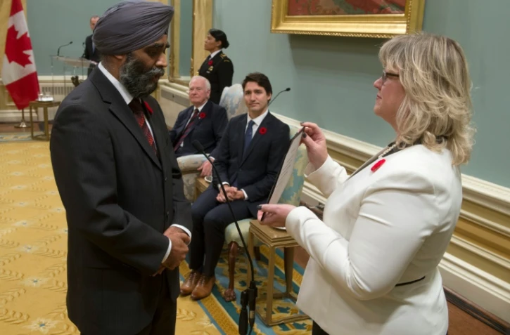 Harjit Singh Sajjan prête serment comme ministre de la Défense le 4 novembre 2015 à Ottawa sous les yeux de du Gouverneur général David Johnston et du Premier ministre Justin Trudeau
