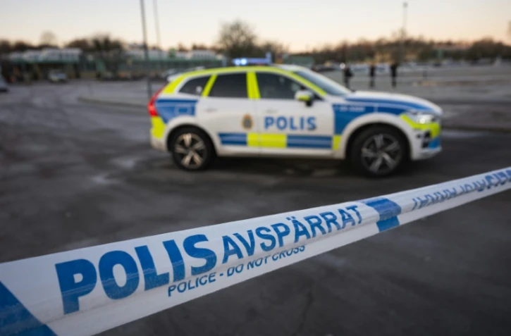 Un véhicule de police devant le centre d'enseignement pour adultes, deux jours après une fusillade, le 6 février 2025 à Örebro, en Suède