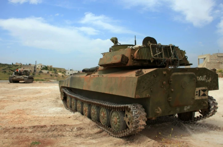 Les tanks de l'armée syrienne patrouillent dans la ville de Khan Tuman, dans la province d'Alep, le 11 avril 2016