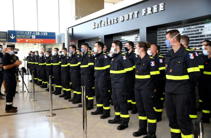 Des soldats de la sécurité civile écoutent les propos du colonel Stanislas Rouqueyrol (g), avant leur départ pour le Liban, le 5 août 2020 à l'aéroport de Roissy