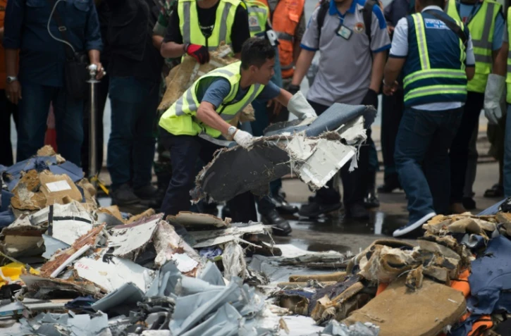 Le 2 novembre 2018 dans un port de Jakarta, les équipes de recherche récupèrent des débris du vol de Lion Air qui s'est abîmé en mer
