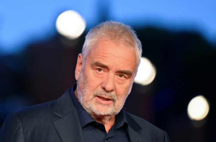 Le réalisateur français Luc Besson arrive pour la projection d'un film dans le cadre du 20e Festival international du cinéma de Rome, à l'Auditorium Parco della Musica, à Rome, le 24 octobre 2025