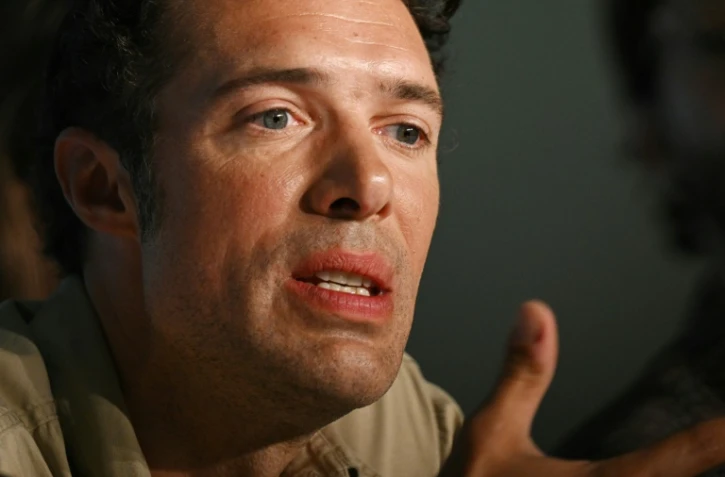 Nicolas Bedos lors d'une conférence de presse pour le film Mascarade lors du 75e Fesival de Cannes le 28 mai 2022 