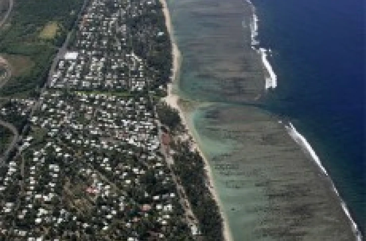 La côte ouest offre un lagon de plusieurs kilomètres entre Saint-Gilles et la Saline-les-Bains