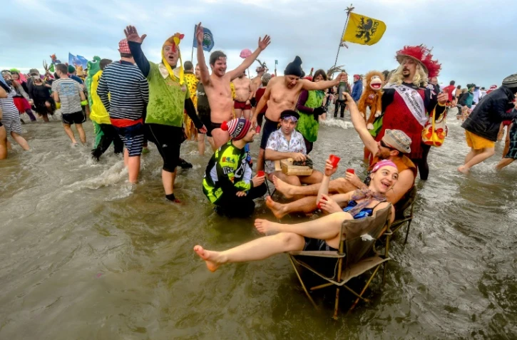 Des baigneurs du Nouvel An à Dunkerque lors du traditionnel "Bain des Givrés" le 1er janvier 2019