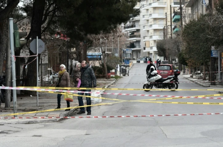 Des Grecs quittent leur maison le temps de neutralisée une bombe datant de la 2e Guerre mondiale, dans une banlieue de Thessalonique, le 12 février 2017