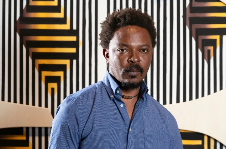 L'artiste Sammy Baloji devant une de ses oeuvres, exposée aux Beaux-Arts de Paris, le 8 juin 2021