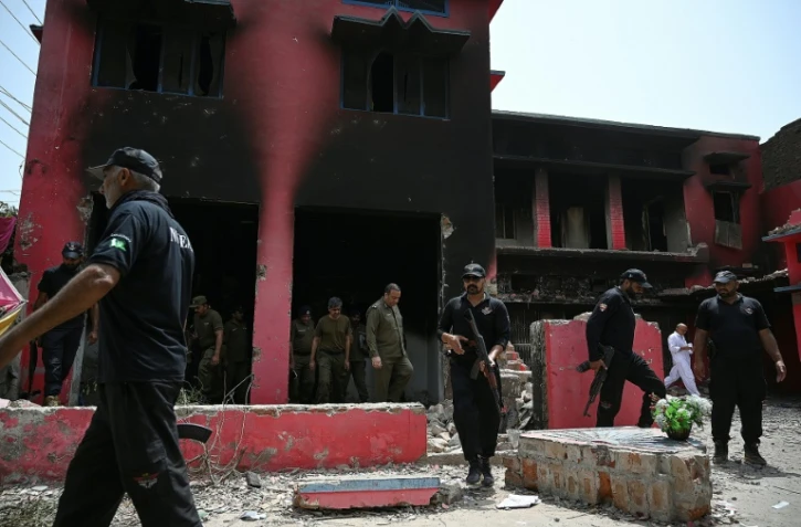 Des policiers inspectent l'église incendiée de l'Armée du Salut, le 17 août 2023à Jaranwala, au Pakistan
