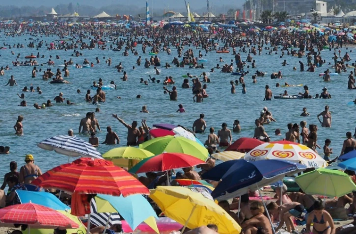 Des baigneurs se rafraichissent à la plage, photo du 4 août 2017 au Canet-en-Roussillon 